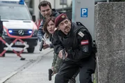Jakob Seeböck (Lukas Roither), Julia Cencig (Nina Pokorny), Peter Buchta (Einsatzleiter). Jakob Seeböck (Lukas Roither), Julia Cencig (Nina Pokorny), Peter Buchta (Einsatzleiter).