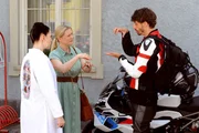 Tina ist überrascht, dass Veras männlicher Besuch gehörlos ist. Von links: Tina (Anita Eichhorn), Vera (Sybille Waury), Jason (Jason Giuranna).