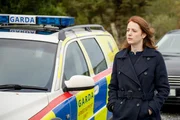 Sarah Kelly (Róisín O’Donovan) trifft am Lough Corrib ein.