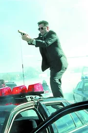 Terrorist Castor Troy, der in dem K&ouml;rper des FBI-Agenten Sean Archer (John Travolta) steckt, will mit Hilfe seiner neuen "Identit&auml;t" seinen Erzfeind zur Strecke bringen...