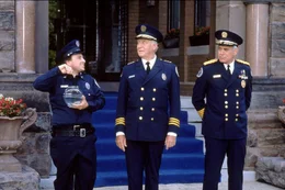 L-R: Zed (Bobcat Goldthwait), Kommandant Lassard (George Gaynes) und Kommissar Hurst (George R. Robertson)