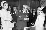 Der Nuklearwissenschaftler Mehdi Sarram (r.) erl&auml;utert dem Schah (M.) die Abl&auml;ufe im ersten Atomreaktor Irans.