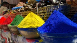 Knallige Farbpigmente, orientalische D&uuml;fte: Die M&auml;rkte in Marrakesch sind ein Rausch f&uuml;r die Sinne.