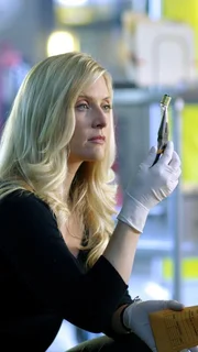 Ein Diamantenhändler wurde in einem Parkhaus erschossen. Calleigh (Emily Procter) und ihre Kollegen suchen nach Spuren, die zum Täter führen. Ein Diamantenhändler wurde in einem Parkhaus erschossen. Calleigh (Emily Procter) und ihre Kollegen suchen nach Spuren, die zum Täter führen.