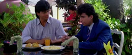 Sunil (Shah Rukh Khan, l.) und Chris (Deepak Tijori, r.)  +++ Die Verwendung des sendungsbezogenen Materials ist nur mit dem Hinweis und Verlinkung auf RTL+ gestattet. +++