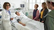 Oberärztin Frau Haase (Madeleine Niesche, l.) klärt Haushälterin Maria (Susi Banzhaf, 3.v.r.), Polizistin Eva (Bettina Burchard, 2.v.r.) und Kevin (Vincent Krüger, r.) über Maiks (Daniel Donskoy) Koma-Zustand auf.
