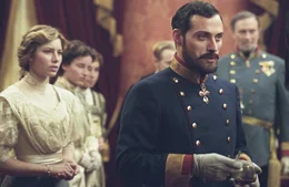 Zun&auml;chst ist Kronprinz Leopold (Rufus Sewell, r.) so sehr von der Show des Magiers Eisenheim begeistert, dass er sogar seine Verlobte, Herzogin Sophie (Jessica Biel, l.), zu ihm auf die B&uuml;hne schickt. Doch dann erkennt er, dass der Magier seine politischen Pl&auml;ne durchkreuzen k&ouml;nnte ...