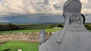 Dies ist eine Statue des Heiligen Patrick, die auf den H&uuml;gel Slane (Hill of Slane) im County Meath, Irland, blickt.