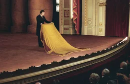 Wien, 1900: Mit seinen fantastischen Vorstellungen macht sich der Illusionist Eisenheim (Edward Norton) zur lebenden Legende. Als er jedoch den Geist der gerade ermordeten Herzogin Sophie um den Namen ihres M&ouml;rders bittet, wird er verhaftet ...