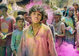 Ranji (Shan Robitzky, vorne) beim Holi-Fest.