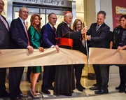 Religi&ouml;se F&uuml;hrer und W&uuml;rdentr&auml;ger f&uuml;hren einen von drei Banddurchschnitten w&auml;hrend der feierlichen Er&ouml;ffnung des Museum of the Bible in Washington, DC durch. Von links sind Tony Zeiss-Executive Director, Roma Downey-Schauspielerin, Donald Kardinal Wuerl-Erzbischof von Washington, Jacki und Steve Green-Hobby-Lobby.