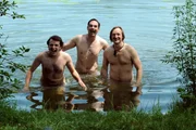 Mike, Gregor und Flori genießen den Sprung ins kühle Nass. Von links: Florian Brunner (Tommy Schwimmer), Mike Preissinger (Harry Blank) und Gregor Brunner (Holger M. Wilhelm).