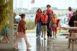 Die Kinder kommen nach ihrer Rettung heil bei der Schnasselbude an (Lotta Herzog, Gregory Richters, Konstantin Riesen, Samuel Muller)