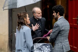 Faraz (Reza Brojerdi, re.) und Viola (Amelie Kiefer) erkl&auml;ren dem Pfarrer (Waldemar Hooge) ihre Situation.