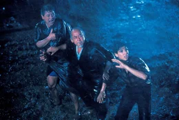 Ein schrecklicher Sturm fegt &uuml;ber das Dorf in Okinawa. Daniel (Ralph Macchio, r.) hilft Mister Miyagi (Pat Morita, M.) und seinem fr&uuml;heren Freund Sato (Danny Kamekona, l.), wieder zusammenzufinden.