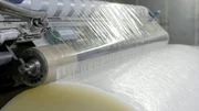 Aus einer solchen Rolle werden später 40.000 kleine Röllchen Tesafilm. Aus einer solchen Rolle werden später 40.000 kleine Röllchen Tesafilm.