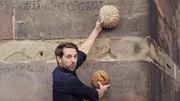 Am Freiburger Münster zeigt Mirko Drotschmann, wie groß damals ein Brot sein sollte. Mittelalterlicher Verbraucherschutz sozusagen. Am Freiburger Münster zeigt Mirko Drotschmann, wie groß damals ein Brot sein sollte. Mittelalterlicher Verbraucherschutz sozusagen.