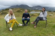 v.li.: Lilian Klebow, Franz Klammer und Anna Veith posieren für ein Foto auf der Kringsalm