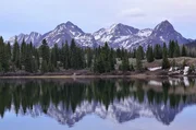 Molas Lake in Colorado kurz vor Sonnenaufgang. Majestätisch im Hintergrund der 4051 Meter hohe "Electric Peak". Molas Lake in Colorado kurz vor Sonnenaufgang. Majestätisch im Hintergrund der 4051 Meter hohe "Electric Peak".