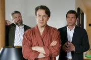 Kommissare Stadler (Dieter Fischer, l.) und Lind (Tom Mikulla, r.) gehen davon aus, dass der Mordanschlag Harry Rotburg (Urs Remond, m.) galt.