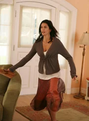 Nachdem Susan (Teri Hatcher) erf&auml;hrt, dass ihr Cousin Tim vor kurzem seinen Job verloren hat, weil er mit der 18-j&auml;hrigen Tochter seines Bosses liiert war, macht sie sich Sorgen um die jungen M&auml;dchen in der Nachbarschaft ...