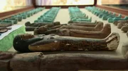 Schabtis - kleine Mumien-Figuren - werden im Alten &Auml;gypten zu Tausenden hergestellt. Sie sollen als Grabbeigaben die Aufgaben der Toten im Jenseits &uuml;bernehmen.