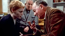 &bdquo;Hutch&ldquo; (Maurice Evans, re.) begutachtet den seltsamen Talisman von Rosemarie (Mia Farrow).
