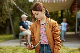 Martha sucht mal wieder nach dem Mobilfunk-Netz (Lotta Herzog)