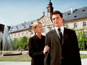 Bestürzt über den Tod seines Bruders, wendet sich Carl Graf von Wildberg-Reutlingen (Pascal Breuer) von seiner Verlobten Tina (Eva Habermann) ab.