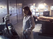 Dana Scully (Gillian Anderson) untersucht die Leiche eines jungen Mannes, der offensichtlich vom Himmel gefallen und auf dem Autodach seines Freundes gelandet ist.
