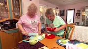 Conny und Heidrun testen den "Shred Machine Fleischwolf".