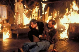 Jeff (Edward Furlong,l.) gelingt es, sich und seinen Vater (Anthony Edwards) aus dem brennenden Haus zu retten.