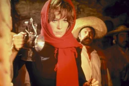 Der Weg in die franz&ouml;sische Festung f&uuml;hrt durch einen unterirdischen Tunnel. Mit einer Lampe bringt Sara (Shirley MacLaine) Licht ins Dunkel.