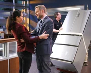 Wesley (Shawn Ashmore) m&ouml;chte seiner Frau eine Freude machen. Daher organisiert er Lopez (Alyssa Diaz) einen K&uuml;hlschrank, um den defekten im B&uuml;ro zu ersetzen.