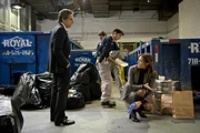 Im M&uuml;ll des Luxusgeb&auml;udes sucht F.B.I.-Agentin Claire (T&eacute;a Leoni, r.) unter den kritischen Blicken von Josh (Ben Stiller, l.) nach Beweisen f&uuml;r einen Finanzbetrug im ganz gro&szlig;en Stil.