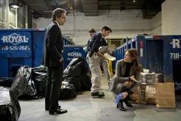 Im M&uuml;ll des Luxusgeb&auml;udes sucht F.B.I.-Agentin Claire (T&eacute;a Leoni, r.) unter den kritischen Blicken von Josh (Ben Stiller, l.) nach Beweisen f&uuml;r einen Finanzbetrug im ganz gro&szlig;en Stil.