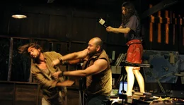 Eva (Julia Hartmann) eilt Nik (Stephan Luca) zu Hilfe, der gerade von Suma (Pramewith Sreechatthiwong) einiges einstecken muss.