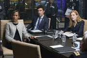 Claire Rayburn (Erica Luttrell, l.), Beraterin des Präsidenten, Harris (Ian Anthony Dale, M.) und Grace (Jennifer Finnigan, r.) wollen bei einem wichtigen Meeting den Stand der Dinge erörtern. Werden die Verantwortlichen sich schließlich tatsächlich für eine Methode entscheiden, die Milliarden von Menschen das Leben kosten könnte? Claire Rayburn (Erica Luttrell, l.), Beraterin des Präsidenten, Harris (Ian Anthony Dale, M.) und Grace (Jennifer Finnigan, r.) wollen bei einem wichtigen Meeting den Stand der Dinge erörtern. Werden die Verantwortlichen sich schließlich tatsächlich für eine Methode entscheiden, die Milliarden von Menschen das Leben kosten könnte?
