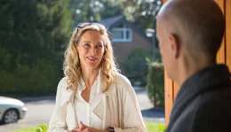 Pola (Sophie von Kessel) will sich mit Tom (Christoph Maria Herbst) vers&ouml;hnen &ndash; aber ist er es &uuml;berhaupt?