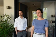 Katrin Hambach (Brigitte Urhausen, r.) ist verwundert: Ihr Mann Stephan (Denis Moschitto, l.) behauptet, die Polizei w&auml;re nur gekommen, um ihm zu sagen, dass die T&auml;terin gefasst sei und er sein Geld zur&uuml;ck bekomme.