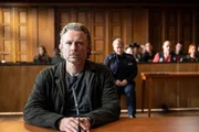 Jochen (Dirk Borchardt) ist sich sicher, wer die Täter sind. Doch werden die Beweise reichen?