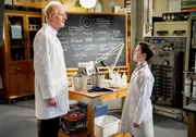 Dr. Linkletter (Ed Begley jr., l.); Sheldon Cooper (Iain Armitage, r.)