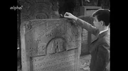Die Juden und Frankfurt (1964): auf dem jüdischen Friedhof legt ein Junge nach traditionellem Brauch einen Stein auf ein Grab. Die Juden und Frankfurt (1964): auf dem jüdischen Friedhof legt ein Junge nach traditionellem Brauch einen Stein auf ein Grab.