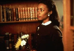 Die angehende &Auml;rztin Jo (Aunjanue Ellis) bereitet sich in der B&uuml;cherei auf ihr Praktikum vor.