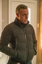 Hank Voight (Jason Beghe)
