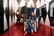 Ding Dong – Zeig mir dein Zuhause Staffel 8 Folge 1 Ferienhaus und Location für Kunstveranstaltungen: Armin Zink, Jan Fitze und Stéphane Lombardi mit Viola Tami im Sessel.