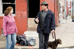 Seit langem trauert Rocky (Sylvester Stallone, r.) um seine Frau Adrian, die an Krebs verstorben ist. Da lernt er die Kellnerin Marie (Geraldine Hughes, l.) kennen ...