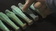 Saqqara, Ägypten - Rund 400 Shabti-Figuren wurden in der einsamen Grabkammer entdeckt. Shabtis waren symbolische Diener, die den Toten zu einem leichteren Leben nach dem Tod verhelfen sollten. Diese schönen Exemplare verraten ihren Besitzer durch den eingravierten Namen - Tadihor. Saqqara, Ägypten - Rund 400 Shabti-Figuren wurden in der einsamen Grabkammer entdeckt. Shabtis waren symbolische Diener, die den Toten zu einem leichteren Leben nach dem Tod verhelfen sollten. Diese schönen Exemplare verraten ihren Besitzer durch den eingravierten Namen - Tadihor.