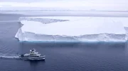 Das japanische Forschungsschiff "Alucia" unterwegs im südlichen Ozean vor Antarktika. Das japanische Forschungsschiff "Alucia" unterwegs im südlichen Ozean vor Antarktika.