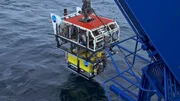 Ein Träger bringt das gelbe ROV ins Challenger-Tief. In 7000 Meter Tiefe gibt er das ROV frei. Nur über ein dünnes Kabel mit dem Träger verbunden, soll das ROV in etwa 11 Kilometer Tiefe agieren. Ein Träger bringt das gelbe ROV ins Challenger-Tief. In 7000 Meter Tiefe gibt er das ROV frei. Nur über ein dünnes Kabel mit dem Träger verbunden, soll das ROV in etwa 11 Kilometer Tiefe agieren.